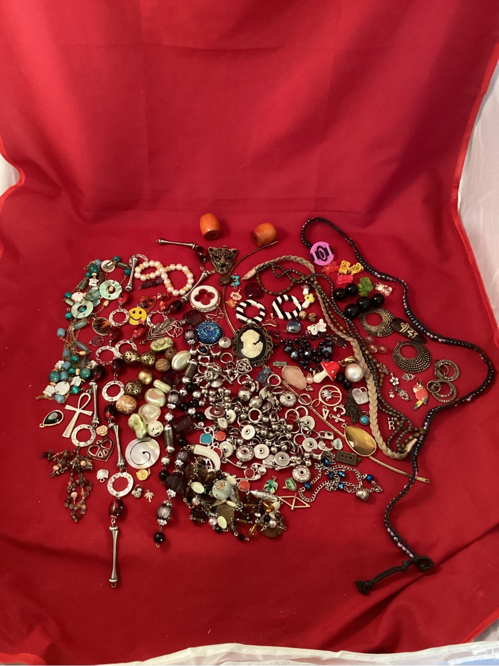 654 grams of broken Jewelry for Craft